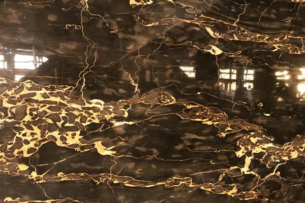 Levigatura e lucidatura pareti in marmo nero portoro