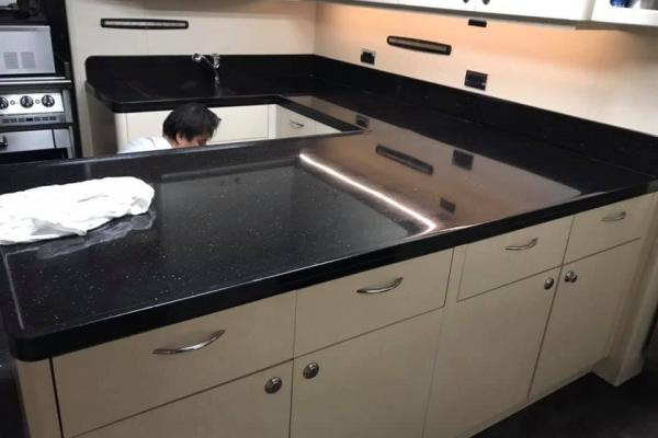 Lucidatura granito nero galaxy rovinato